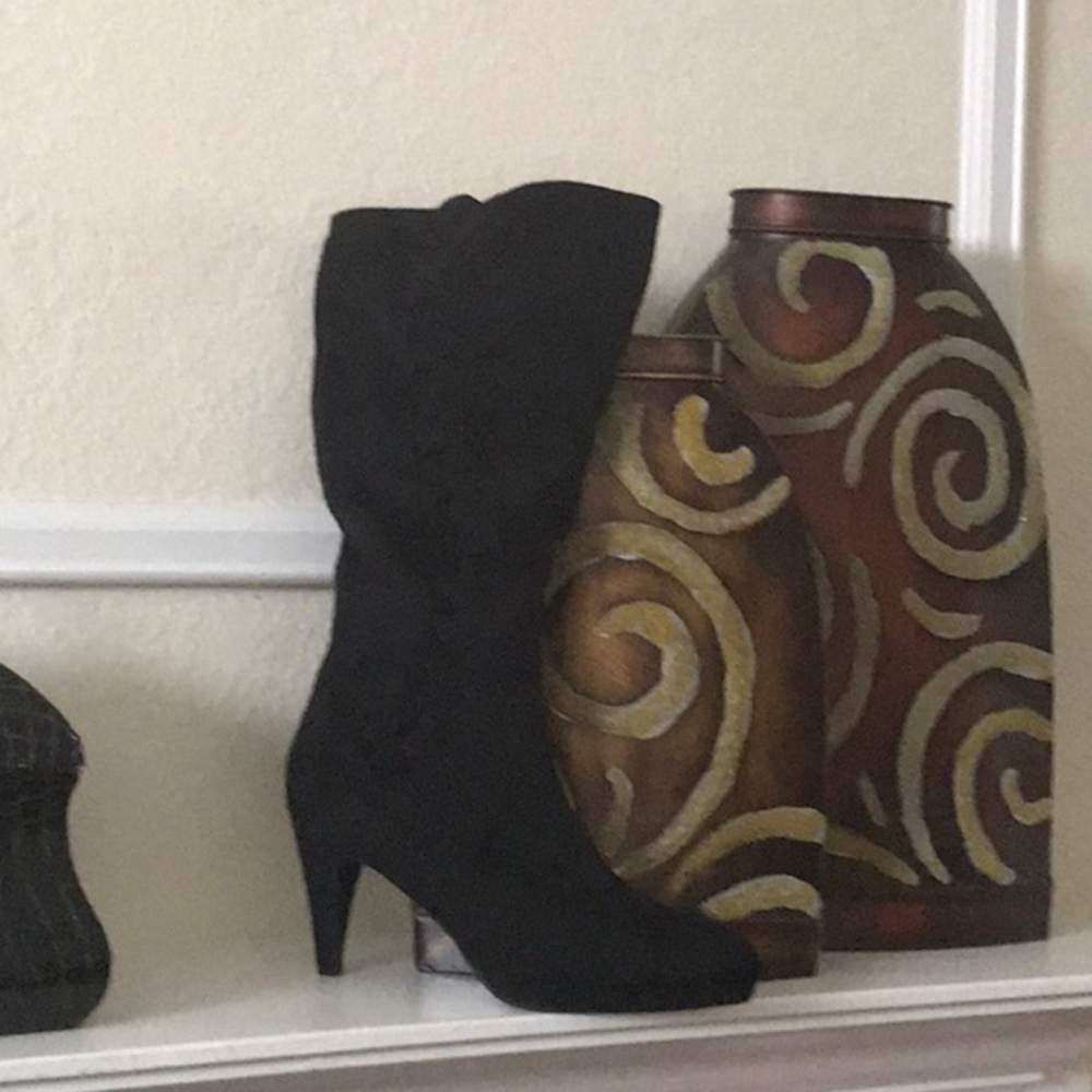 BOOTS...  BLack Suede..  9.5M